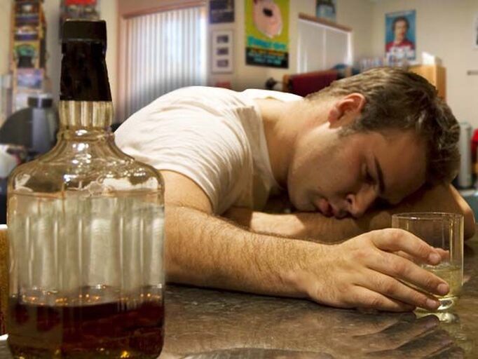 Ein Mann trinkt Alkohol, wie man ihn dazu bringt, damit aufzuhören